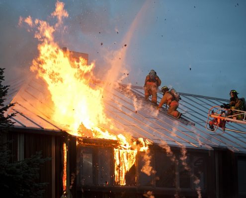 钢制的防火油漆减慢屋顶燃烧