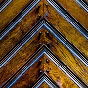 使用木材饰面，如染色剂，可以保存木材的原始纹理。