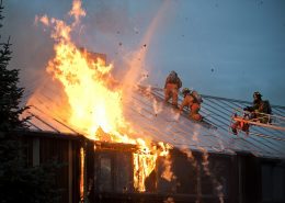 钢材的防火涂料减缓了屋顶的燃烧