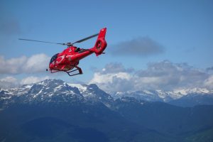 一架飞越加拿大山脉的亚搏手机登录主页版直升机上的航空航天涂层