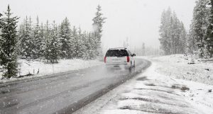 冬季在盐渍路面上行驶的汽车底盘涂料亚搏手机登录主页版